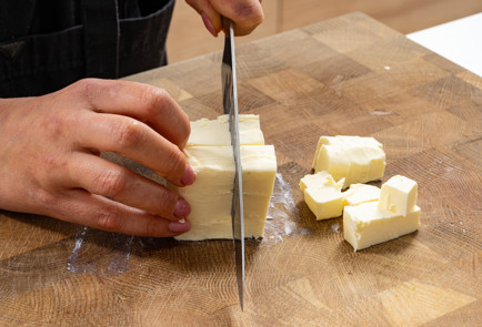 Фото шага рецепта Песочное тесто 190501 шаг 2  