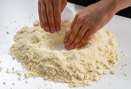 Фото шага рецепта Песочное тесто 190501 шаг 4  