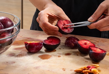 Фото шага рецепта Песочные пирожные со сливой 187036 шаг 4  