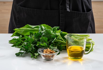 Фото шага рецепта Песто из черемши 176193 шаг 1  