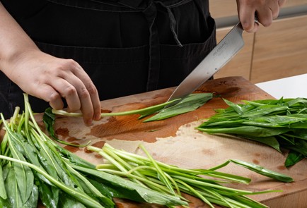 Фото шага рецепта Песто из черемши 176193 шаг 2  