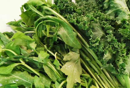 Фото шага рецепта Песто из кейла и руколы 174167 шаг 1  