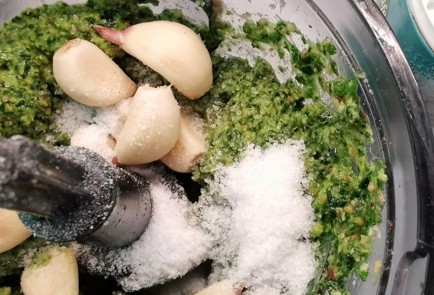 Фото шага рецепта Песто из кейла и руколы 174167 шаг 10  