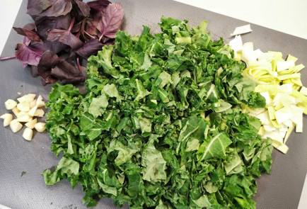 Фото шага рецепта Песто из листьев кейла и орехов 152082 шаг 1