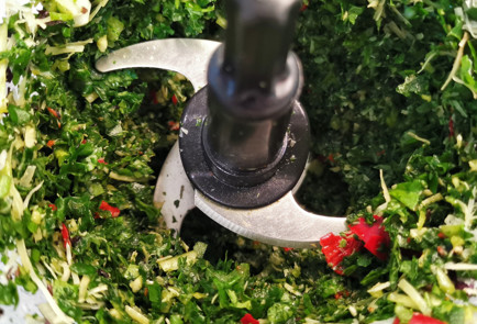 Фото шага рецепта Песто из листьев кейла и орехов 152082 шаг 6