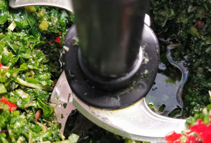 Фото шага рецепта Песто из листьев кейла и орехов 152082 шаг 7