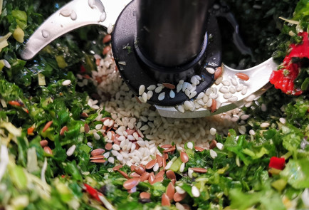 Фото шага рецепта Песто из листьев кейла и орехов 152082 шаг 8