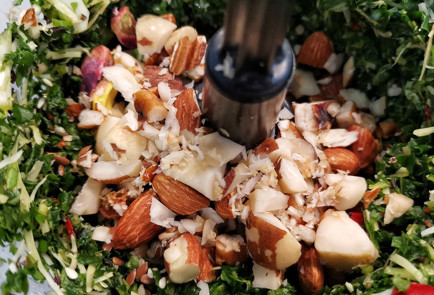 Фото шага рецепта Песто из листьев кейла и орехов 152082 шаг 9