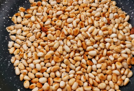 Фото шага рецепта Песто из микрозелени гороха 173531 шаг 1