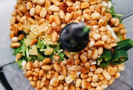 Фото шага рецепта Песто из микрозелени гороха 173531 шаг 6