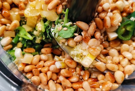 Фото шага рецепта Песто из микрозелени гороха 173531 шаг 7