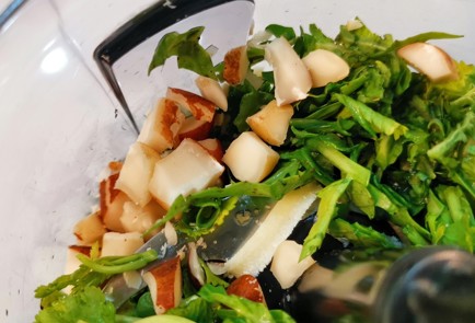 Фото шага рецепта Песто из руколы и кресссалата 173998 шаг 4  