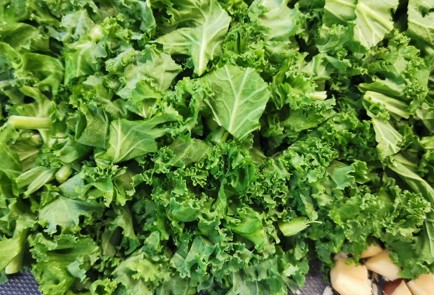 Фото шага рецепта Песто из салата кейл с розмарином 152245 шаг 1  