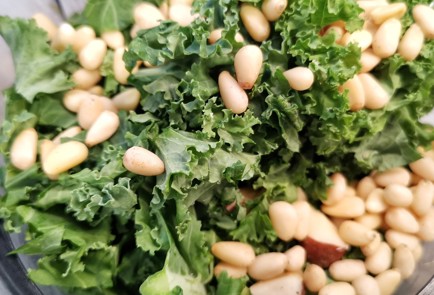 Фото шага рецепта Песто из салата кейл с розмарином 152245 шаг 2  