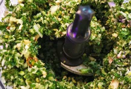 Фото шага рецепта Песто из салата кейл с розмарином 152245 шаг 4  