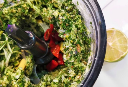 Фото шага рецепта Песто из салата кейл с розмарином 152245 шаг 5  