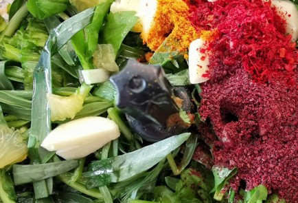 Фото шага рецепта Песто из свежих трав с ароматными приправами 152362 шаг 2