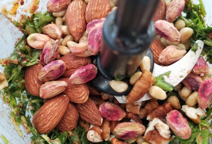 Фото шага рецепта Песто из свежих трав с ароматными приправами 152362 шаг 3