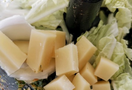 Фото шага рецепта Песто из свежих трав с ароматными приправами 152362 шаг 4