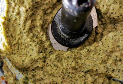 Фото шага рецепта Песто из свежих трав с ароматными приправами 152362 шаг 5