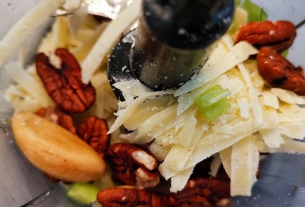 Фото шага рецепта Песто из укропа и кинзы 174008 шаг 3  