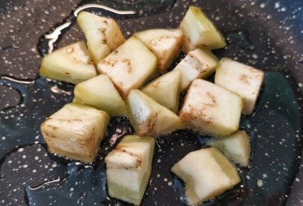 Фото шага рецепта Песто с жареным баклажаном 152351 шаг 1