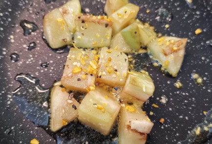 Фото шага рецепта Песто с жареным баклажаном 152351 шаг 2