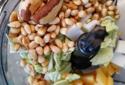 Фото шага рецепта Песто с жареным баклажаном 152351 шаг 3