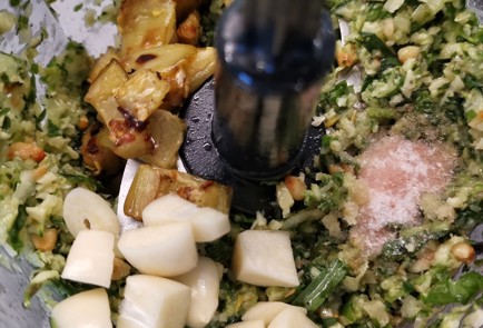 Фото шага рецепта Песто с жареным баклажаном 152351 шаг 5