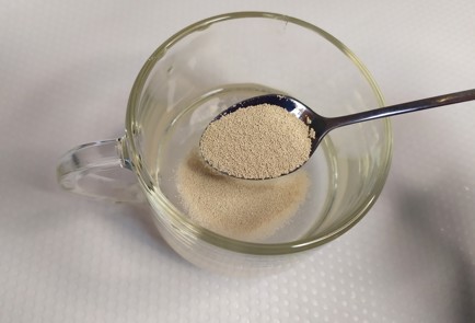 Фото шага рецепта Пицца 4 сыра 191056 шаг 1  