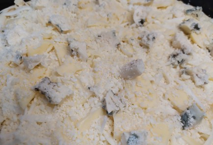 Фото шага рецепта Пицца 4 сыра 191056 шаг 10  