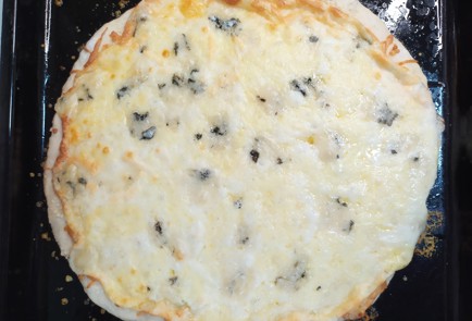 Фото шага рецепта Пицца 4 сыра 191056 шаг 11  