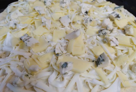 Фото шага рецепта Пицца 4 сыра 191056 шаг 9  