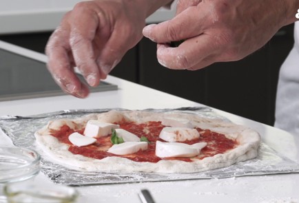 Фото шага рецепта Пицца Маргарита в духовке 151599 шаг 11  