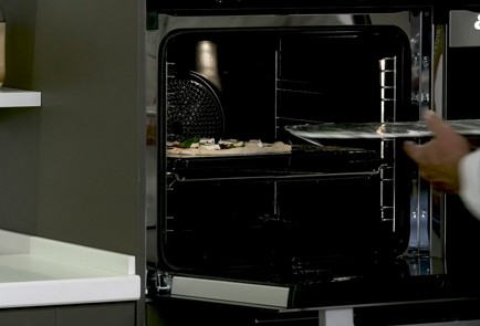 Фото шага рецепта Пицца Маргарита в духовке 151599 шаг 12  