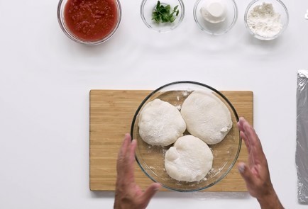 Фото шага рецепта Пицца Маргарита в духовке 151599 шаг 5  