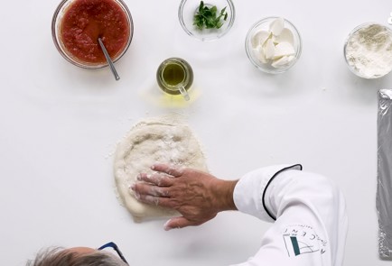 Фото шага рецепта Пицца Маргарита в духовке 151599 шаг 8  