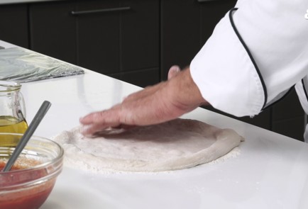 Фото шага рецепта Пицца Маргарита в духовке 151599 шаг 9  