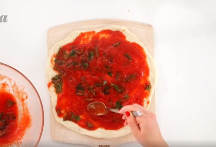 Фото шага рецепта Пицца Маргарита Вальтера Бизоффи 35393 шаг 5  