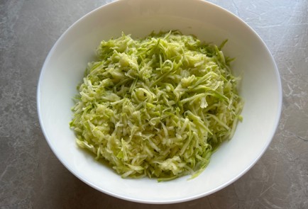 Фото шага рецепта Пицца с кабачковой основой 174239 шаг 2  