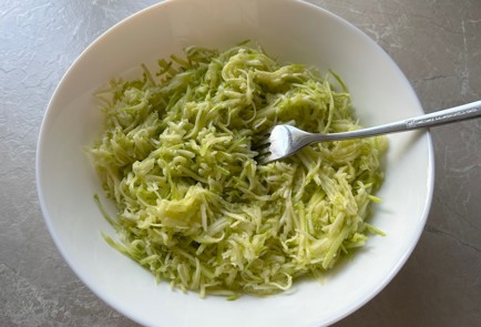 Фото шага рецепта Пицца с кабачковой основой 174239 шаг 3  