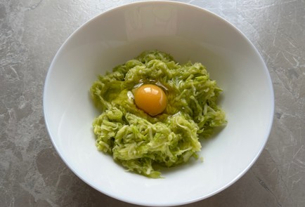 Фото шага рецепта Пицца с кабачковой основой 174239 шаг 5  