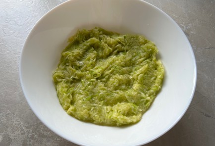 Фото шага рецепта Пицца с кабачковой основой 174239 шаг 6  