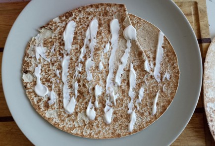 Фото шага рецепта Быстрая пицца студенческая из лаваша в микроволновке 191461 шаг 3