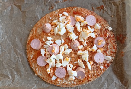 Фото шага рецепта Быстрая пицца студенческая из лаваша в микроволновке 191461 шаг 7