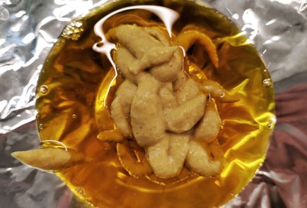 Фото шага рецепта Пикантная грудка индейки запеченная в фольге 152858 шаг 2  