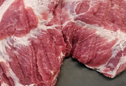 Фото шага рецепта Пикантная свиная шейка запеченная в рукаве 151287 шаг 2  