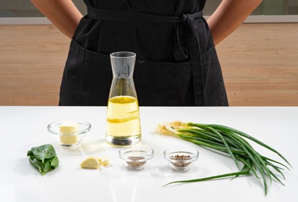 Фото шага рецепта Пикантная заправка для салата с помидорами 174038 шаг 1  