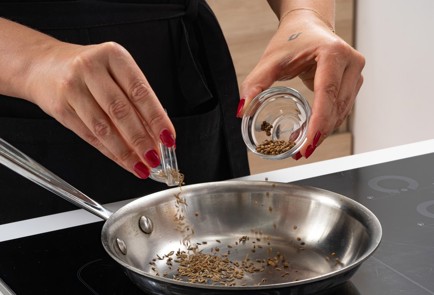 Фото шага рецепта Пикантная заправка для салата с помидорами 174038 шаг 2  