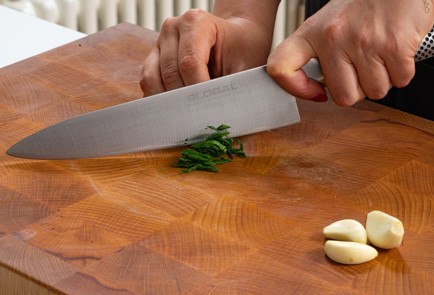 Фото шага рецепта Пикантная заправка для салата с помидорами 174038 шаг 4  